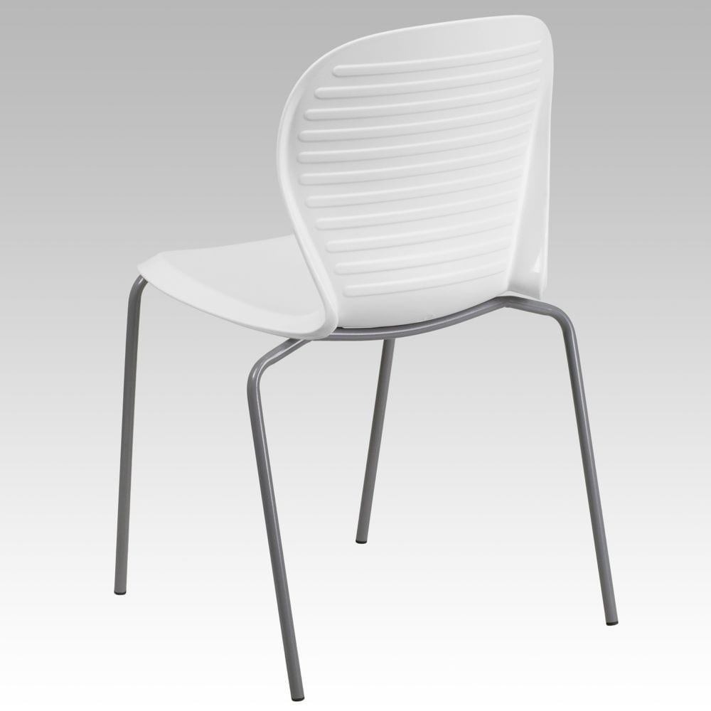 Chaise empilable en plastique blanc