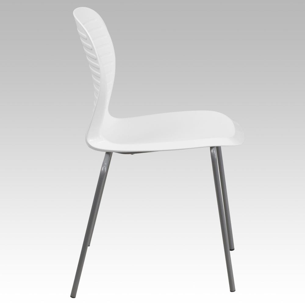 Chaise empilable en plastique blanc