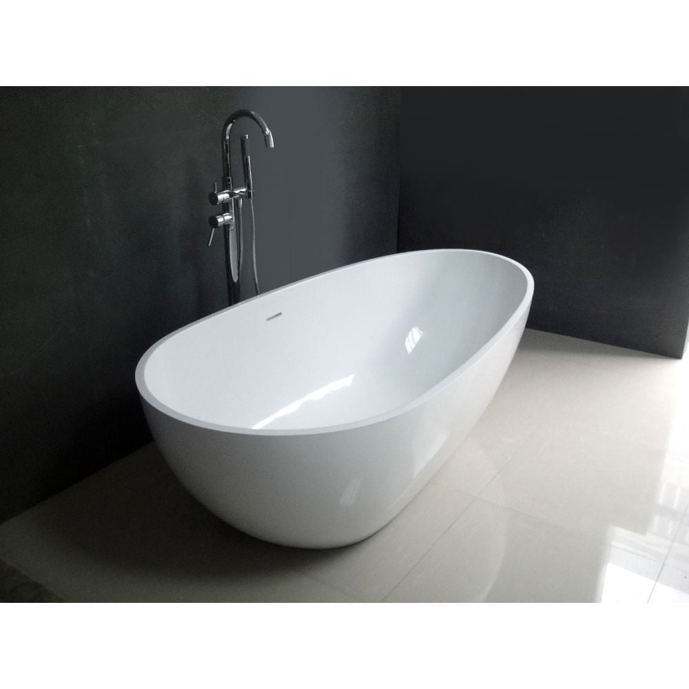 Baignoire autoportante Madalyn de 59 po à fond plat en pierre mate à surface solide en blanc