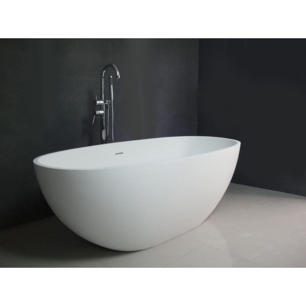 Baignoire autoportante à fond plat Claira de 65 po en pierre mate à surface solide en blanc
