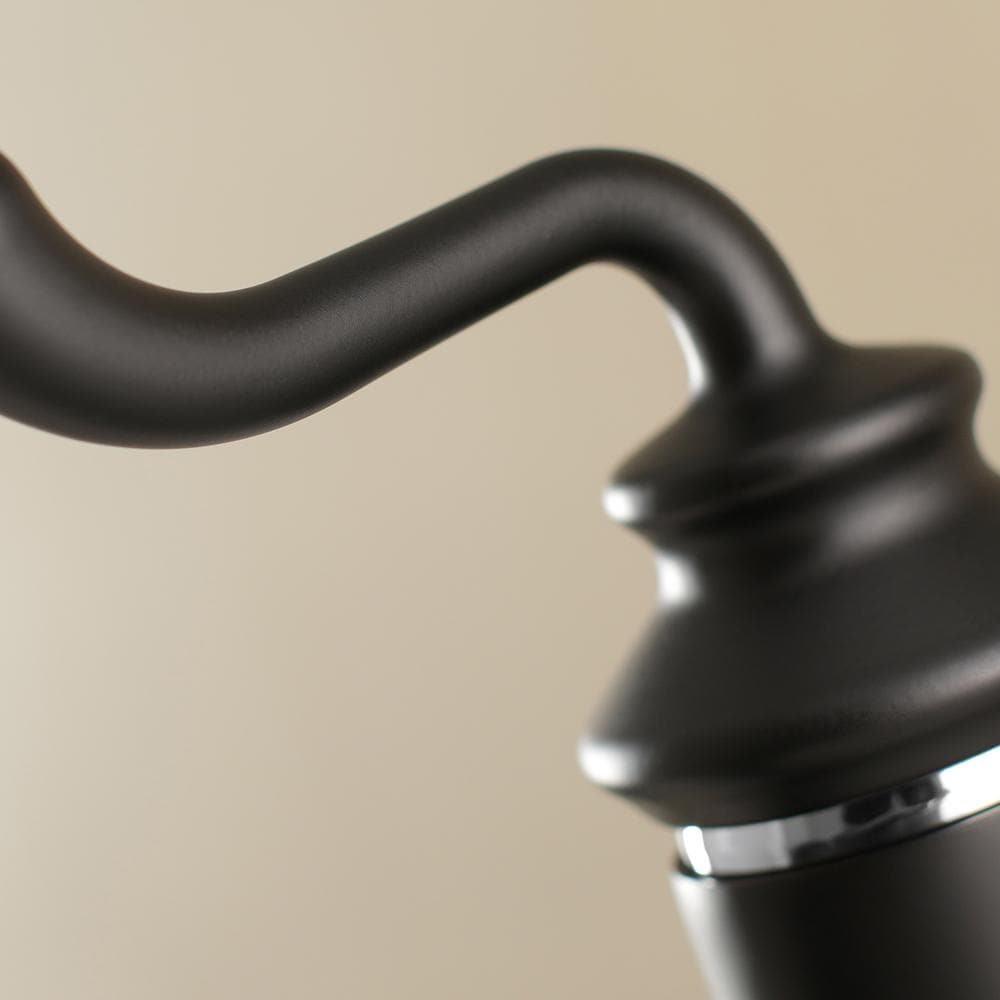 Robinet de salle de bain moderne à poignée unique et trou unique en noir mat et chrome