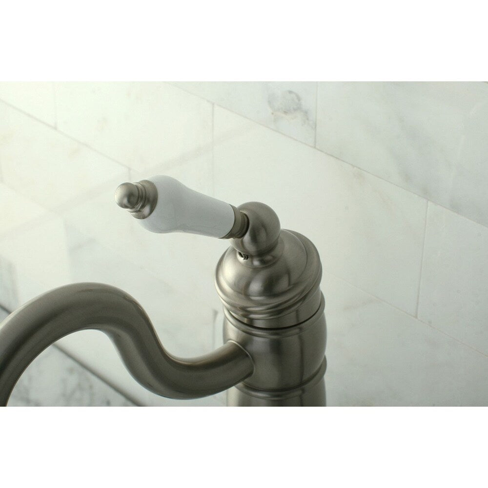 Robinet de salle de bain à arc élevé et à poignée unique de style victorien en nickel satiné