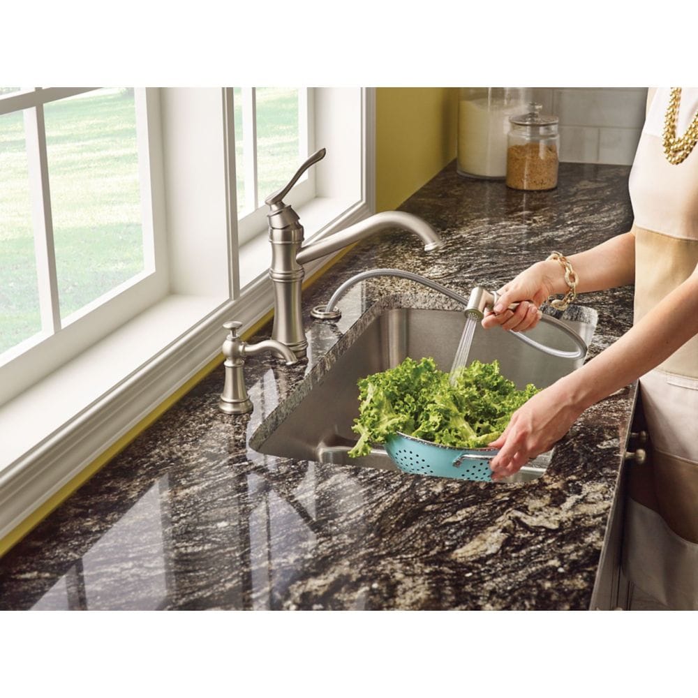 Robinet de cuisine standard Belfield à 1 poignée avec pulvérisateur latéral en chrome