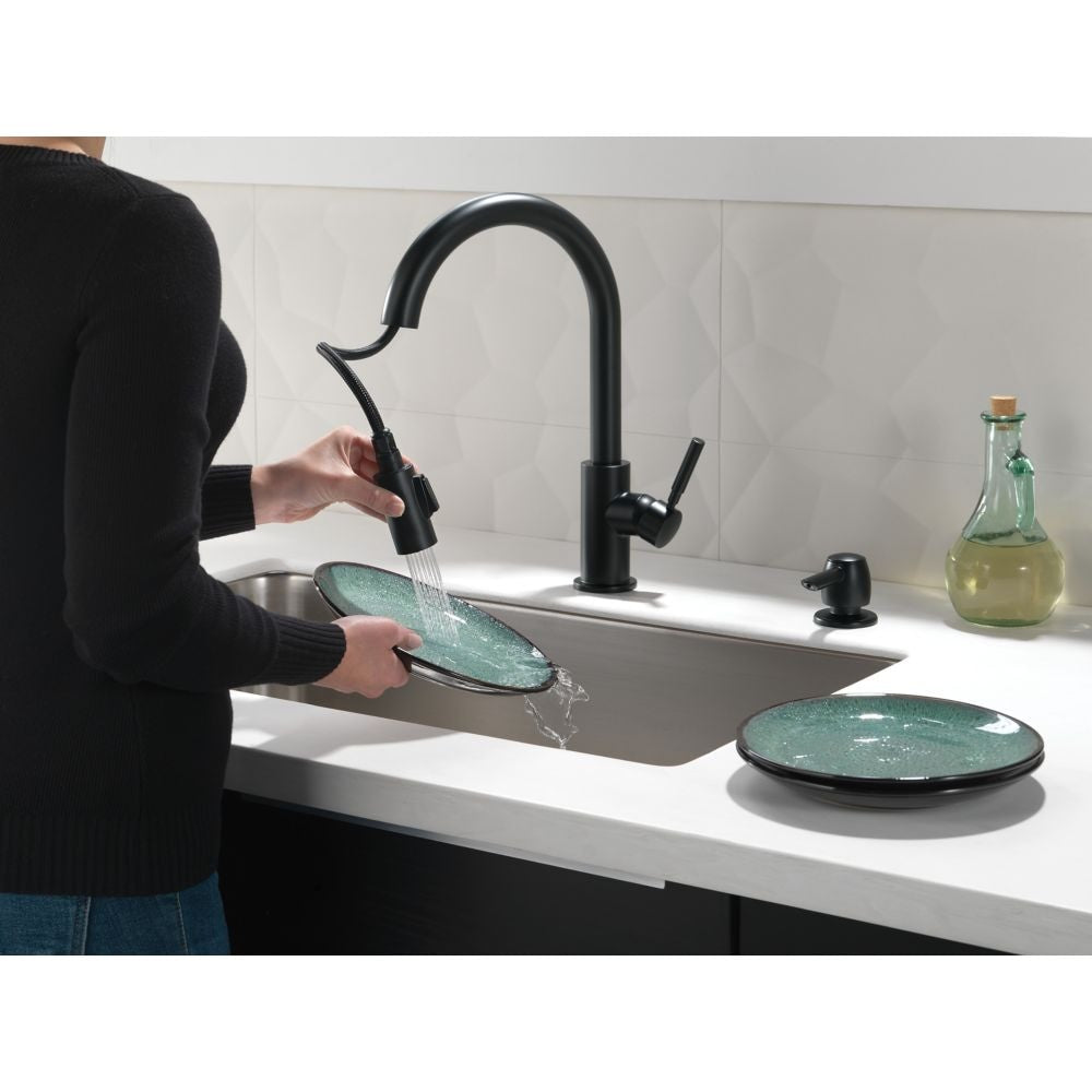 Robinet de cuisine à poignée unique et à tirette Trask avec distributeur de savon en noir mat