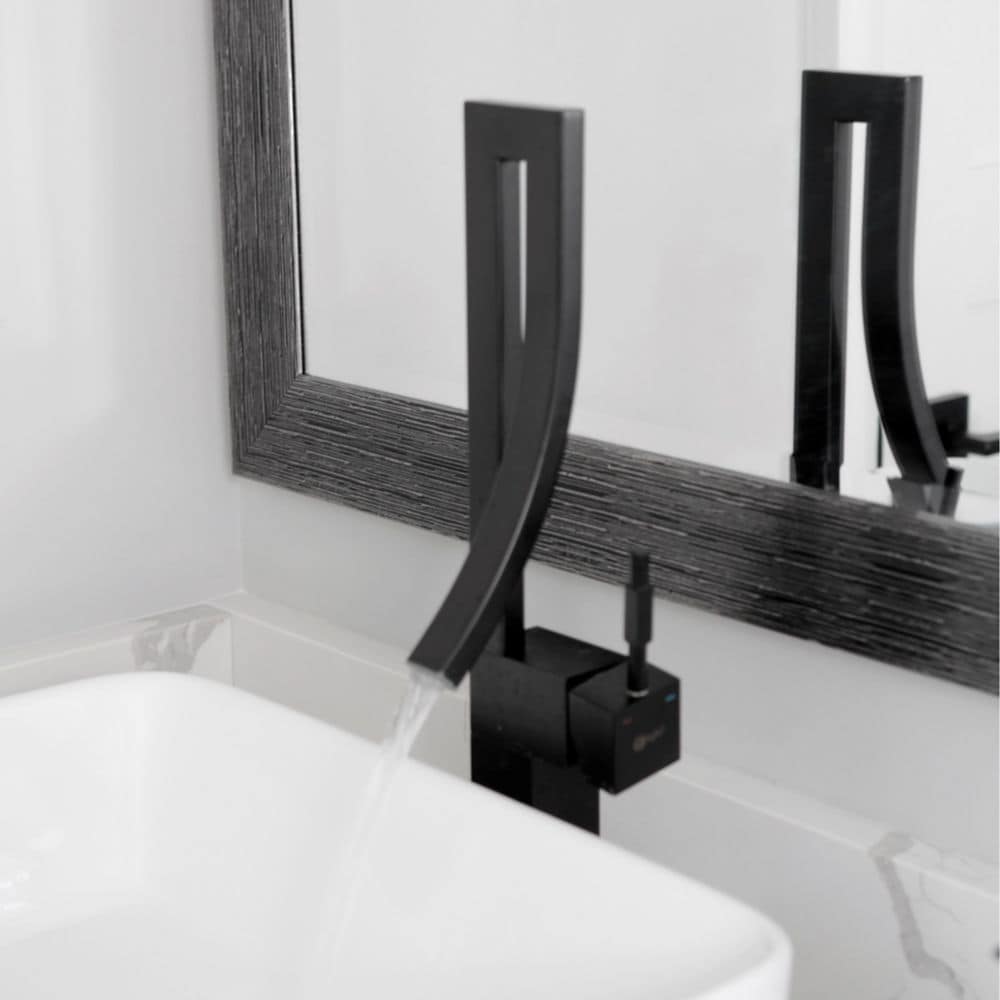 Modern Single Handle Bathroom Faucet in Matte Black