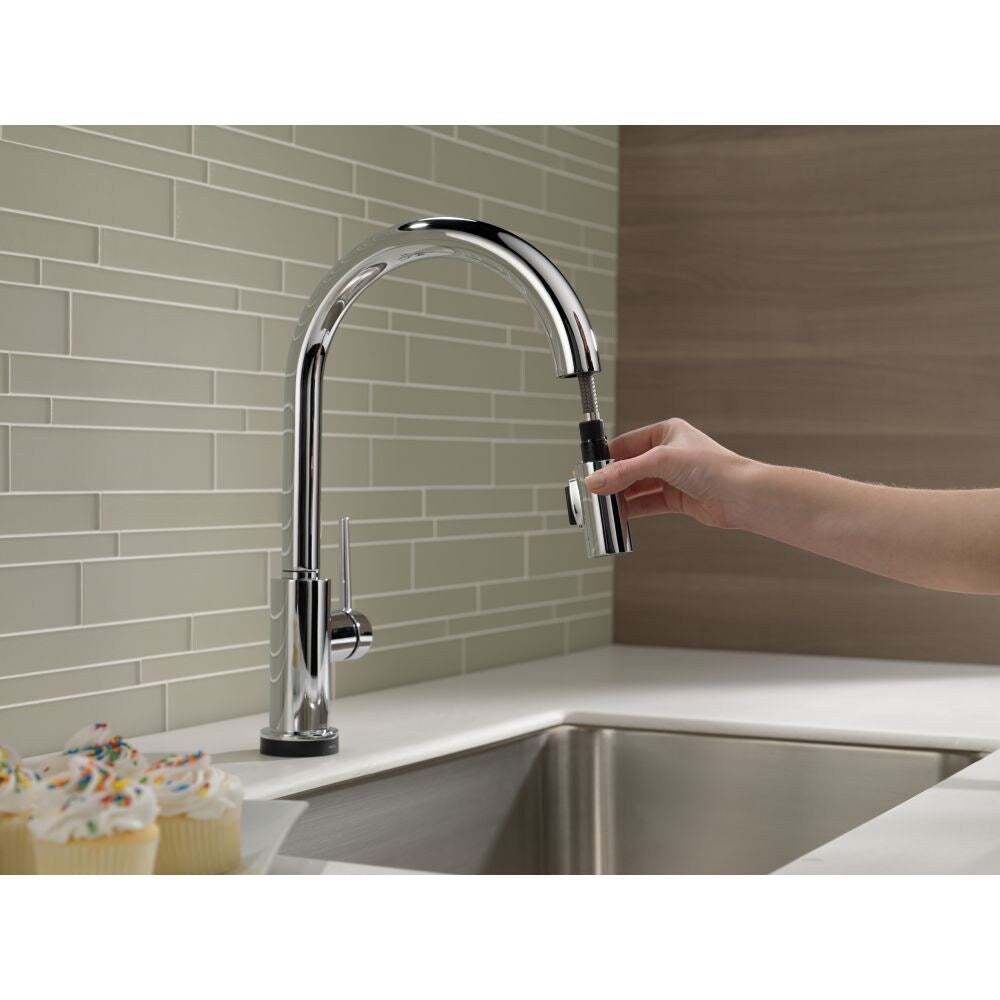 Robinet de cuisine à poignée unique et pulvérisateur rétractable Trinsic Touch2O (compatible avec Google Assistant et Alexa) en chrome