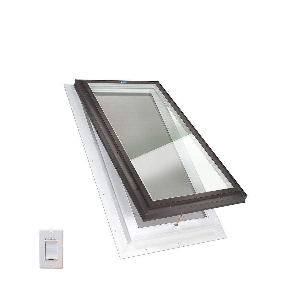 Puits de lumière à triple vitrage transparent 22,5 x 34,5 avec solin automatique et ouverture électrique standard