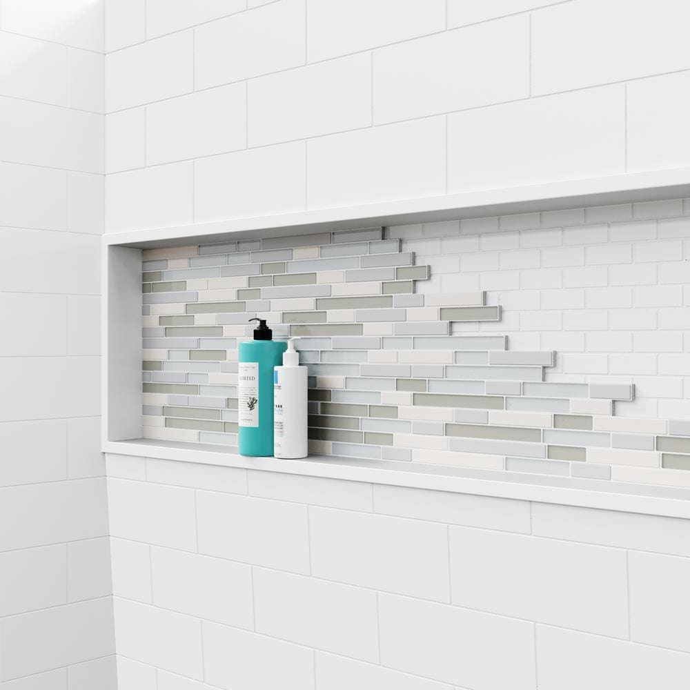 Ensemble de douche pour baignoire NexTile de 60 po L x 30 po l x 81,25 po H avec contour de baignoire en carreaux de métro blancs, niche intégrée, porte coulissante noire mate, baignoire AcrylX avec drain à gauche et revêtement brut au-dessus du sol