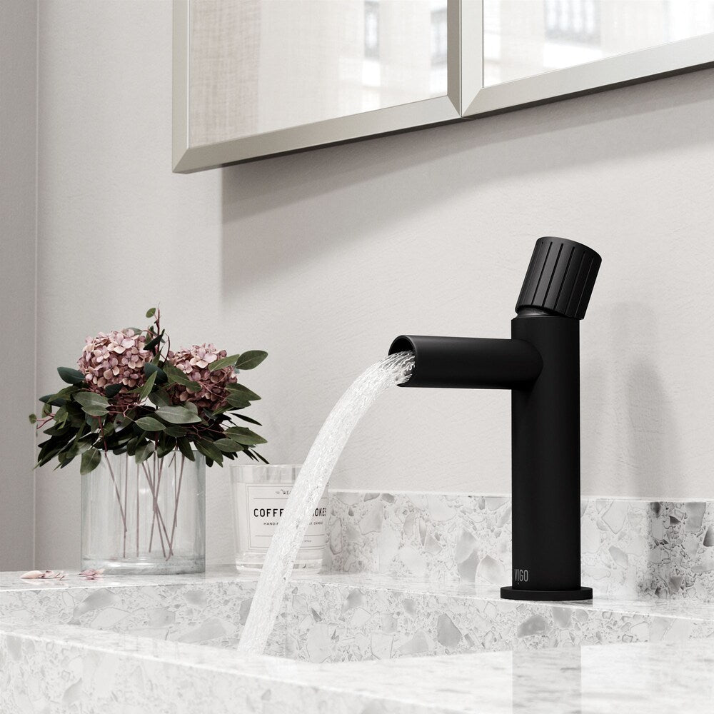 Robinet de salle de bain monotrou à poignée unique Ashford en noir mat