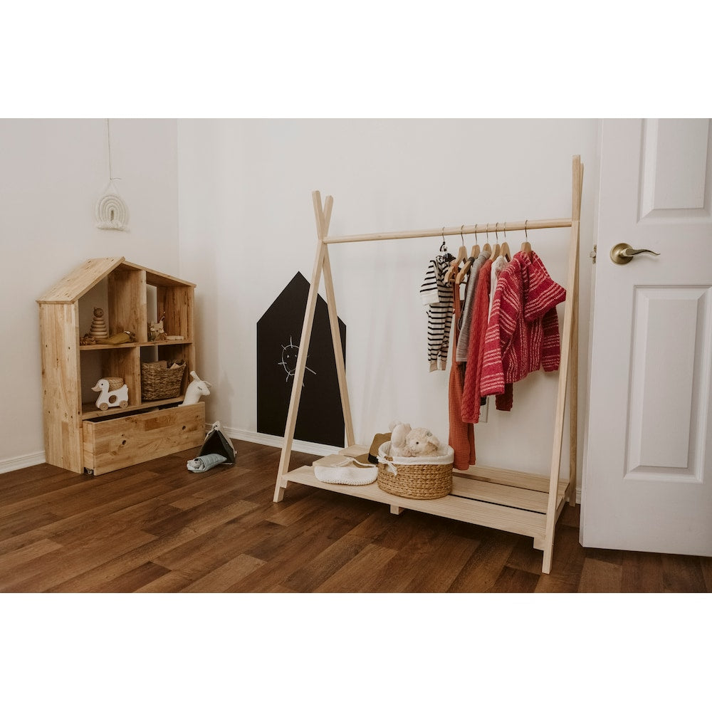 Portant à vêtements scandinave pour enfants Sweedi 25 po x 40 po x 50 po en bois naturel