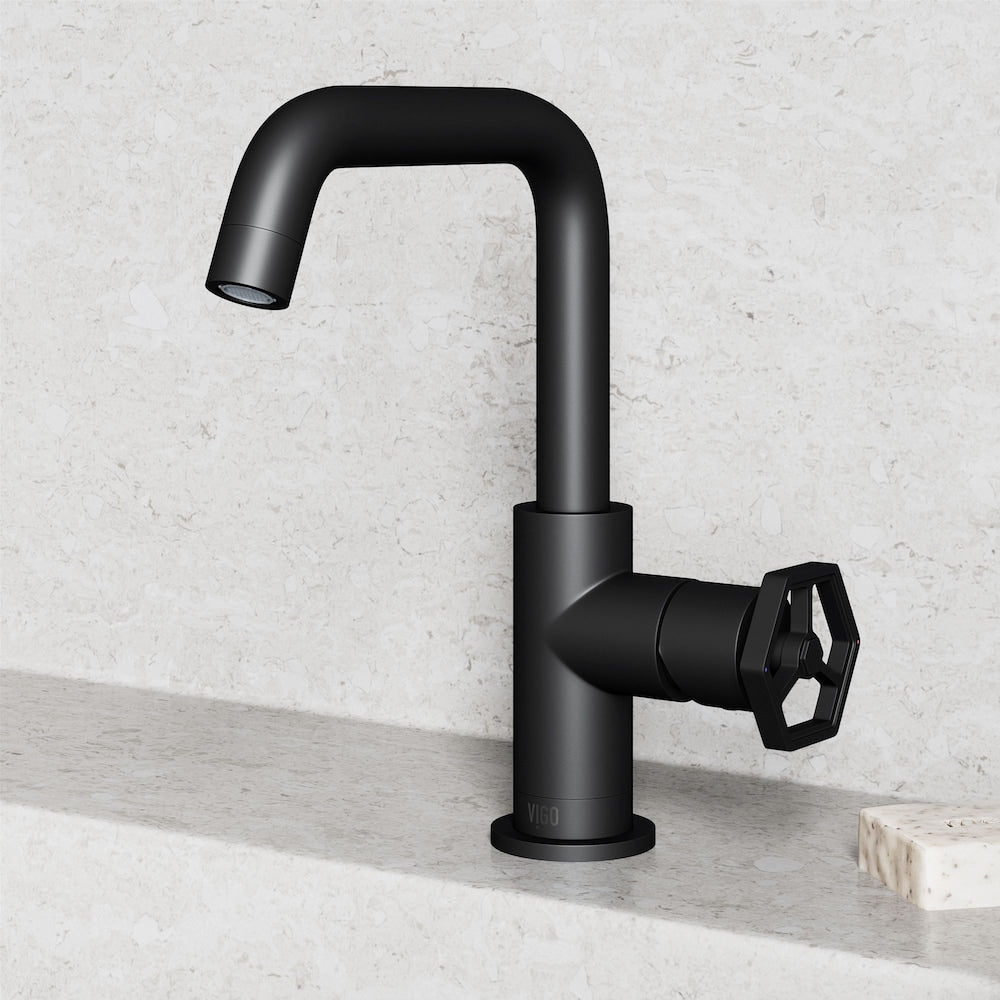 Robinet de salle de bain à poignée unique à trou unique oblique Ruxton en noir mat