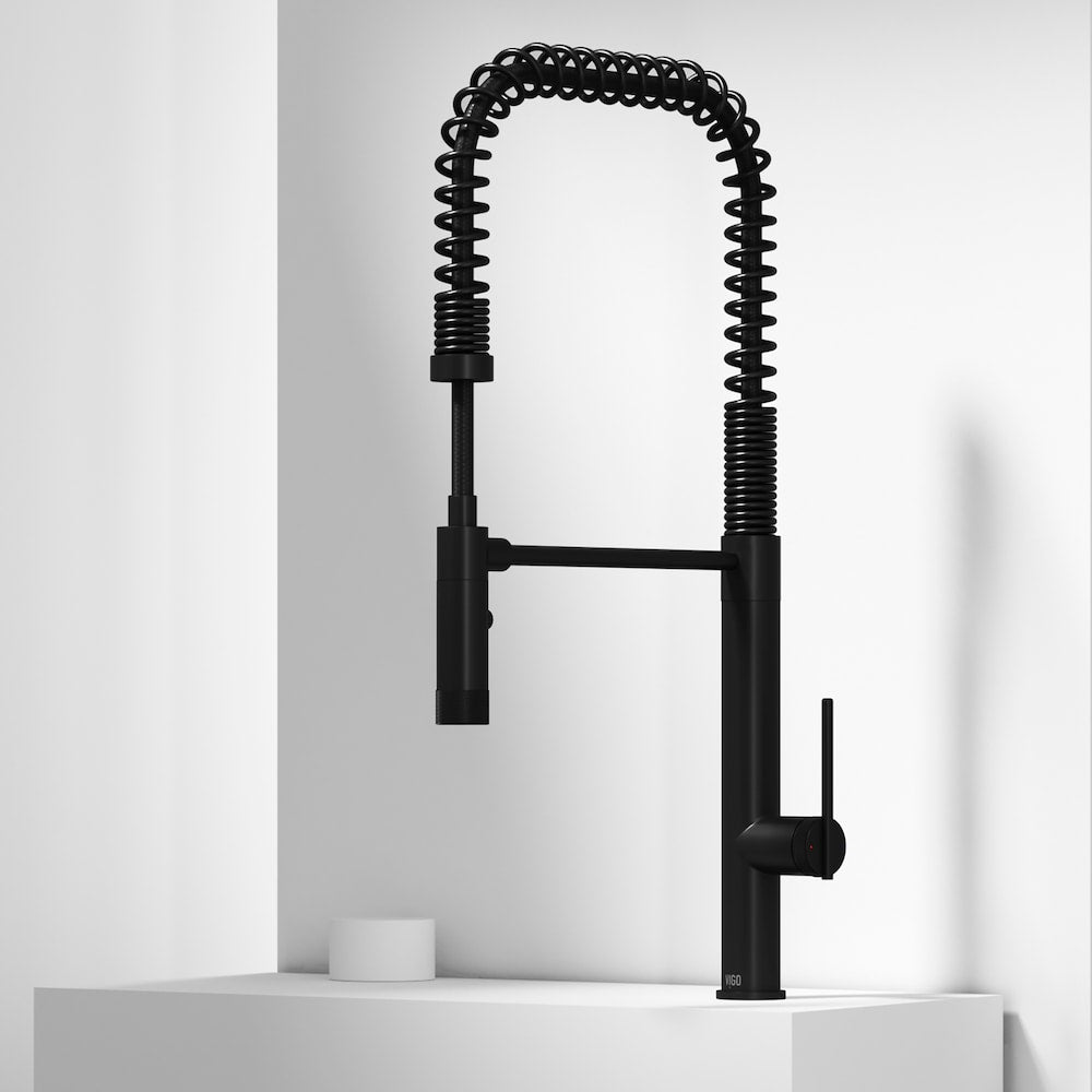 Robinet de cuisine à poignée unique et pulvérisateur rétractable Sterling en noir mat