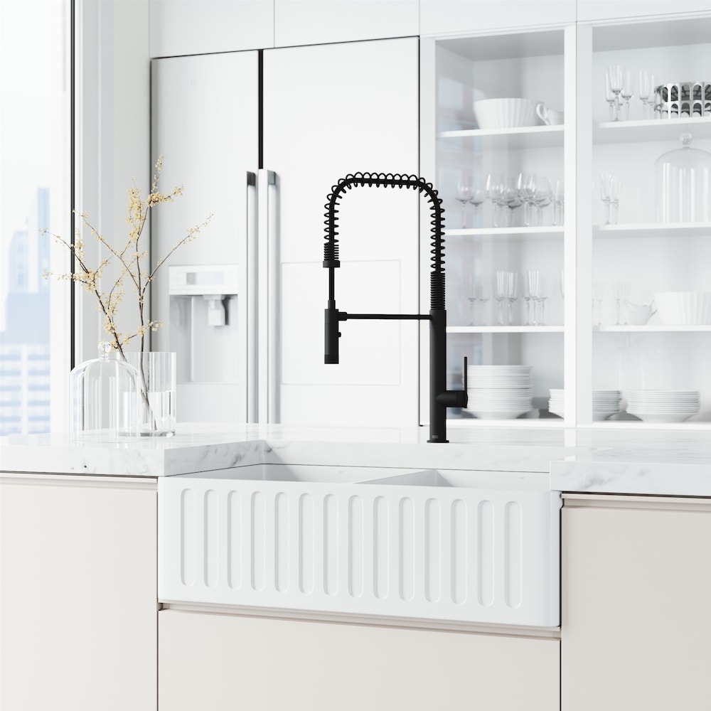 Robinet de cuisine à poignée unique et pulvérisateur rétractable Sterling en noir mat