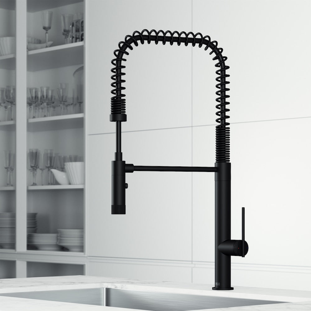 Robinet de cuisine à poignée unique et pulvérisateur rétractable Sterling en noir mat