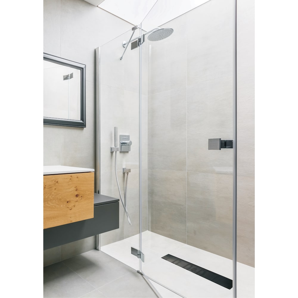 Drain de douche noir mat de 32 pouces avec couvercle à motif linéaire