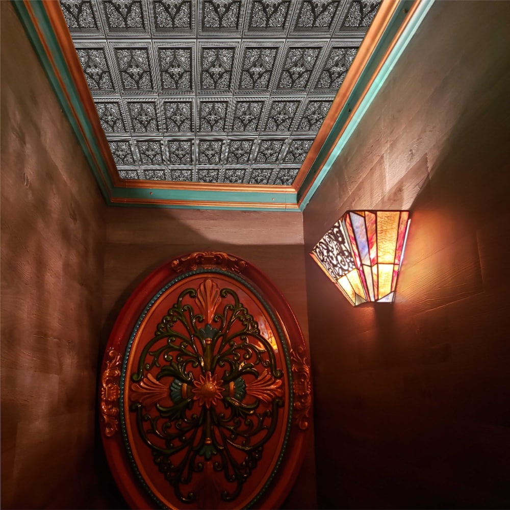 Falkirk Perth Panneau de plafond floral argenté antique, 2 pi x 2 pi, à coller ou à poser (paquet de 10)