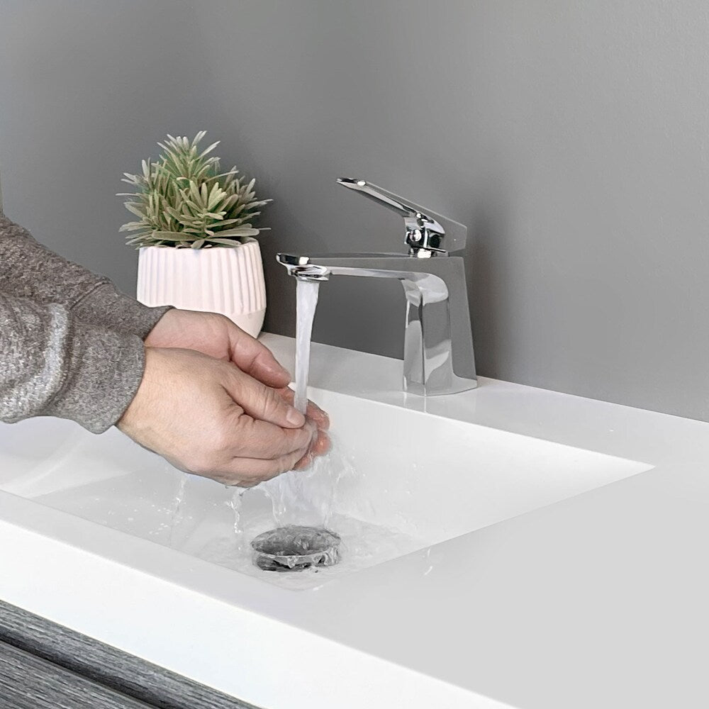 Single Handle Bathroom Faucet in Polished Chrome