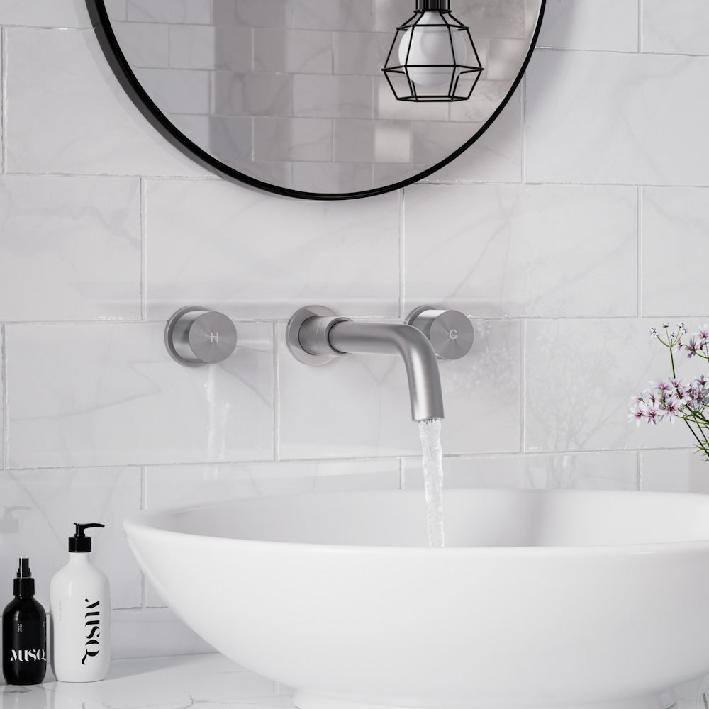 Robinet de lavabo mural en nickel brossé