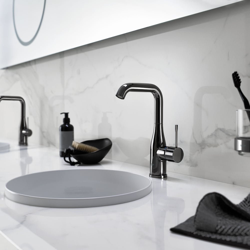 Robinet de lavabo de salle de bain à arc élevé à poignée unique et trou unique Essence en graphite dur (robinet et drain inclus)