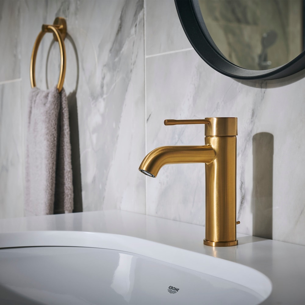 Robinet de lavabo de salle de bain à arc bas et à poignée unique Essence à trou unique en brossé Cool Sunrise (robinet et drain inclus)