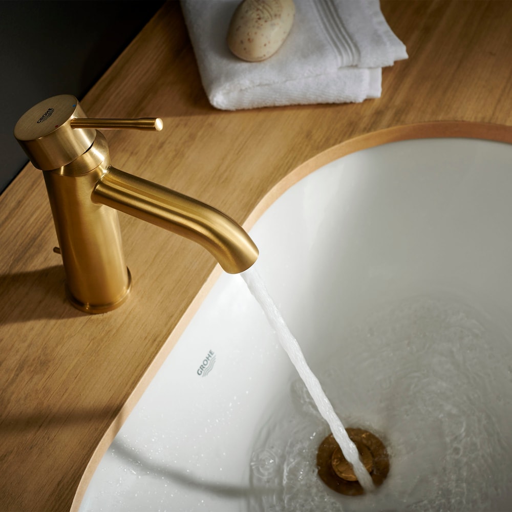 Robinet de lavabo de salle de bain à arc bas et à poignée unique Essence à trou unique en brossé Cool Sunrise (robinet et drain inclus)