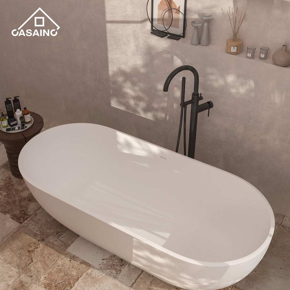 Baignoire ovale autoportante en surface solide de 67 pouces avec drain central en blanc mat