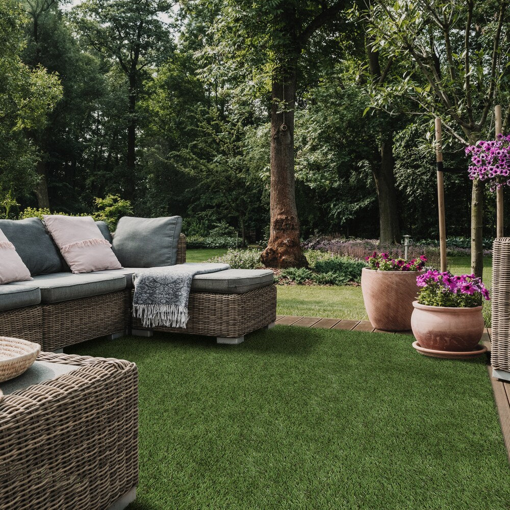 Tapis de gazon artificiel vert prédécoupé Urban Garden de 30 mm, 3,74 pi x 8,66 pi