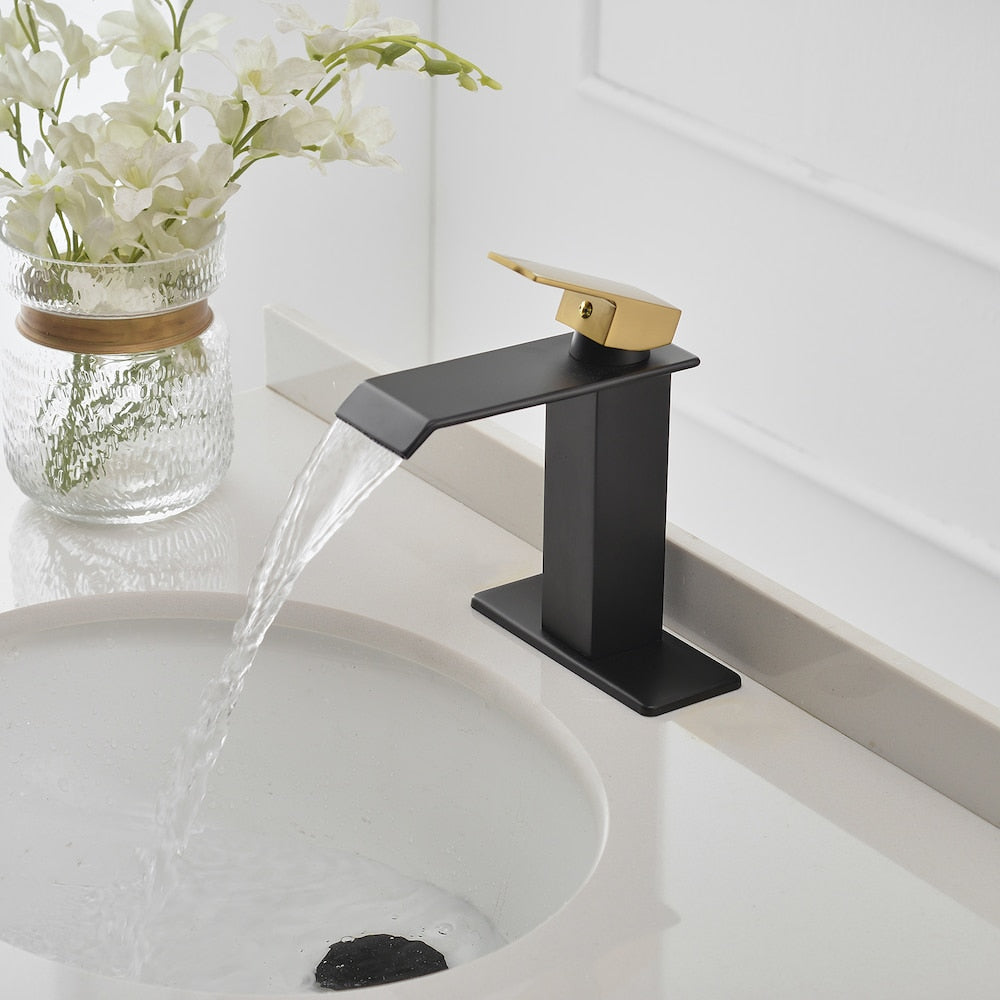 Robinet de salle de bain à un trou et à poignée unique en cascade avec ensemble de vidange en noir et or