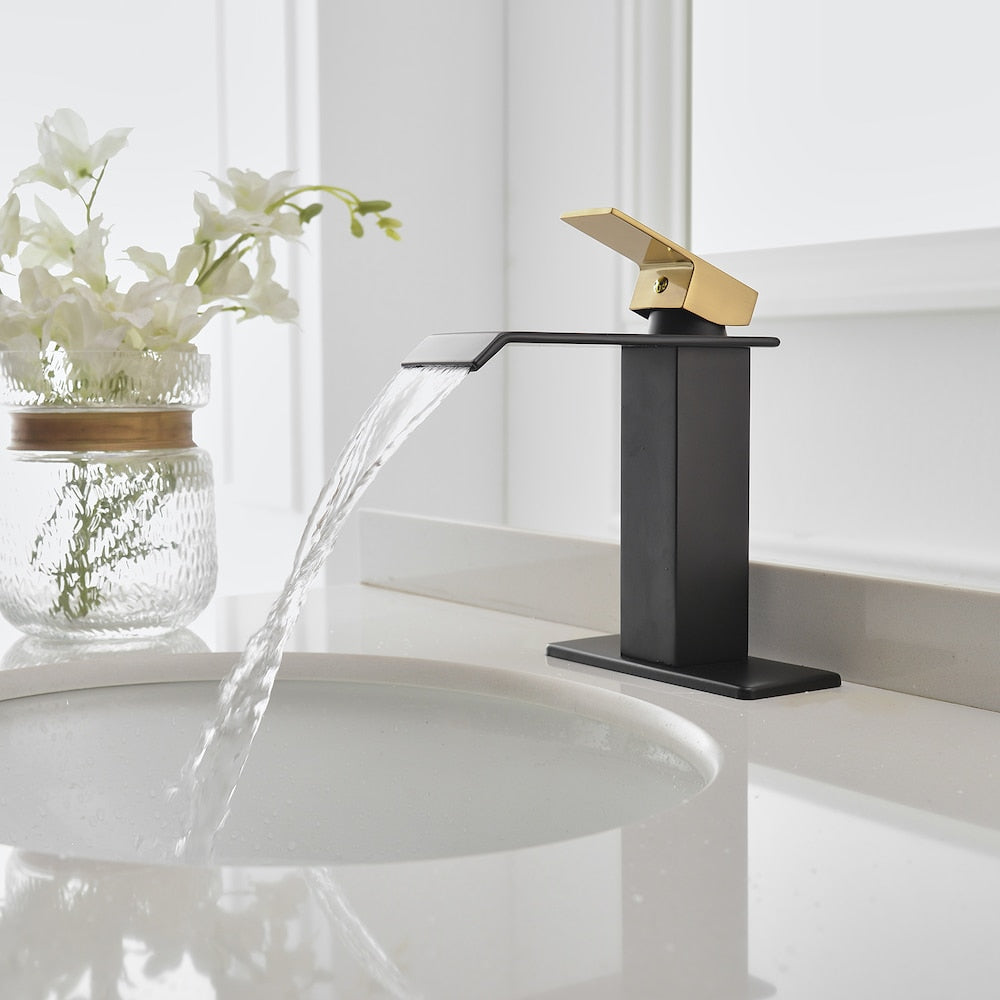Robinet de salle de bain à un trou et à poignée unique en cascade avec ensemble de vidange en noir et or