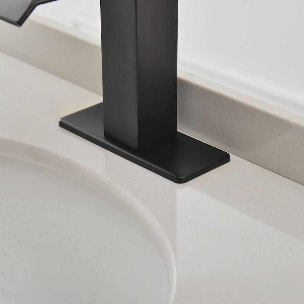 Robinet de salle de bain à un trou et à poignée unique en cascade avec ensemble de vidange en noir et or