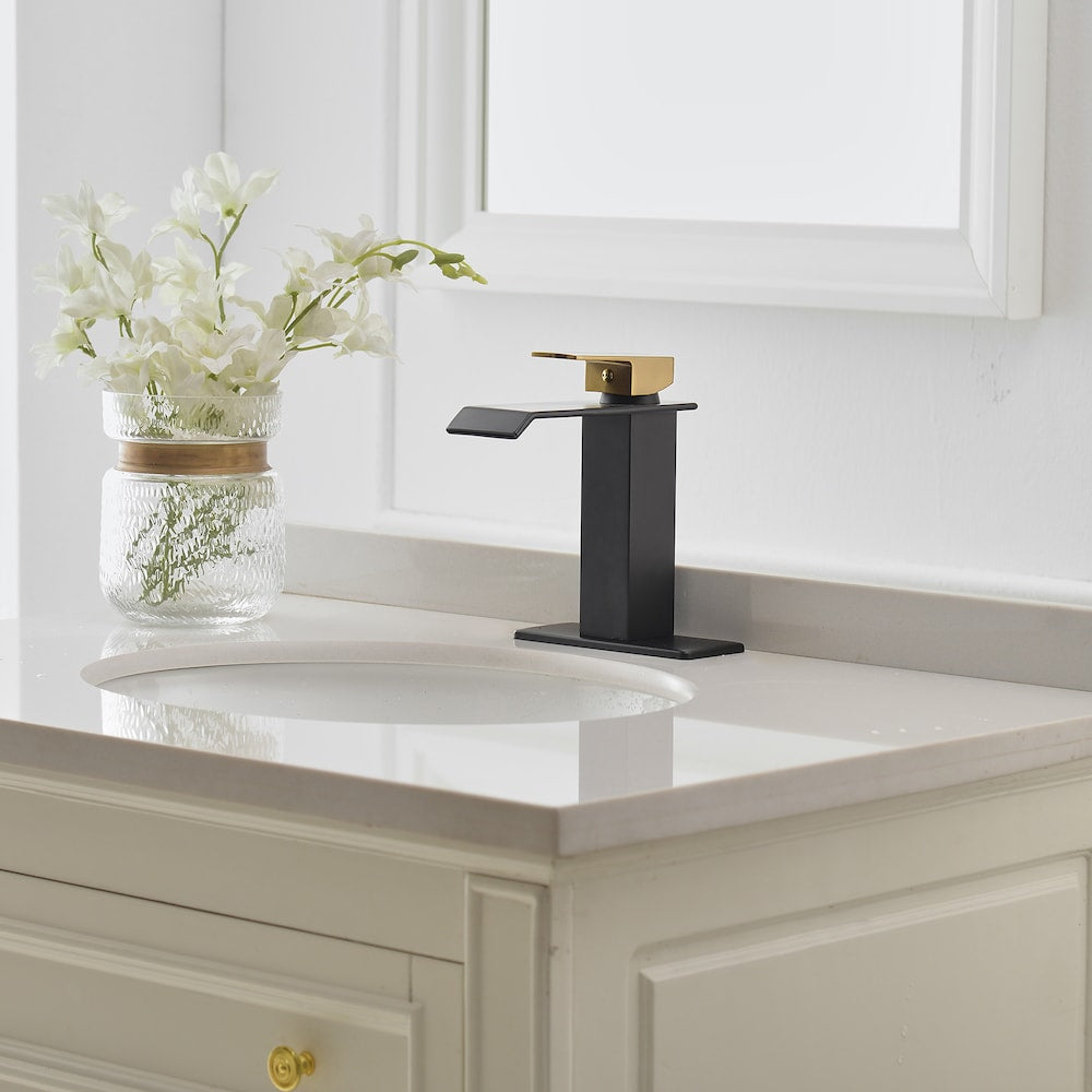 Robinet de salle de bain à un trou et à poignée unique en cascade avec ensemble de vidange en noir et or