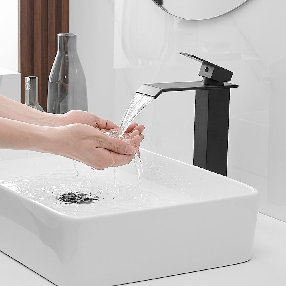 Robinet de lavabo de salle de bains à poignée unique à trou unique en cascade avec kit de vidange en noir mat