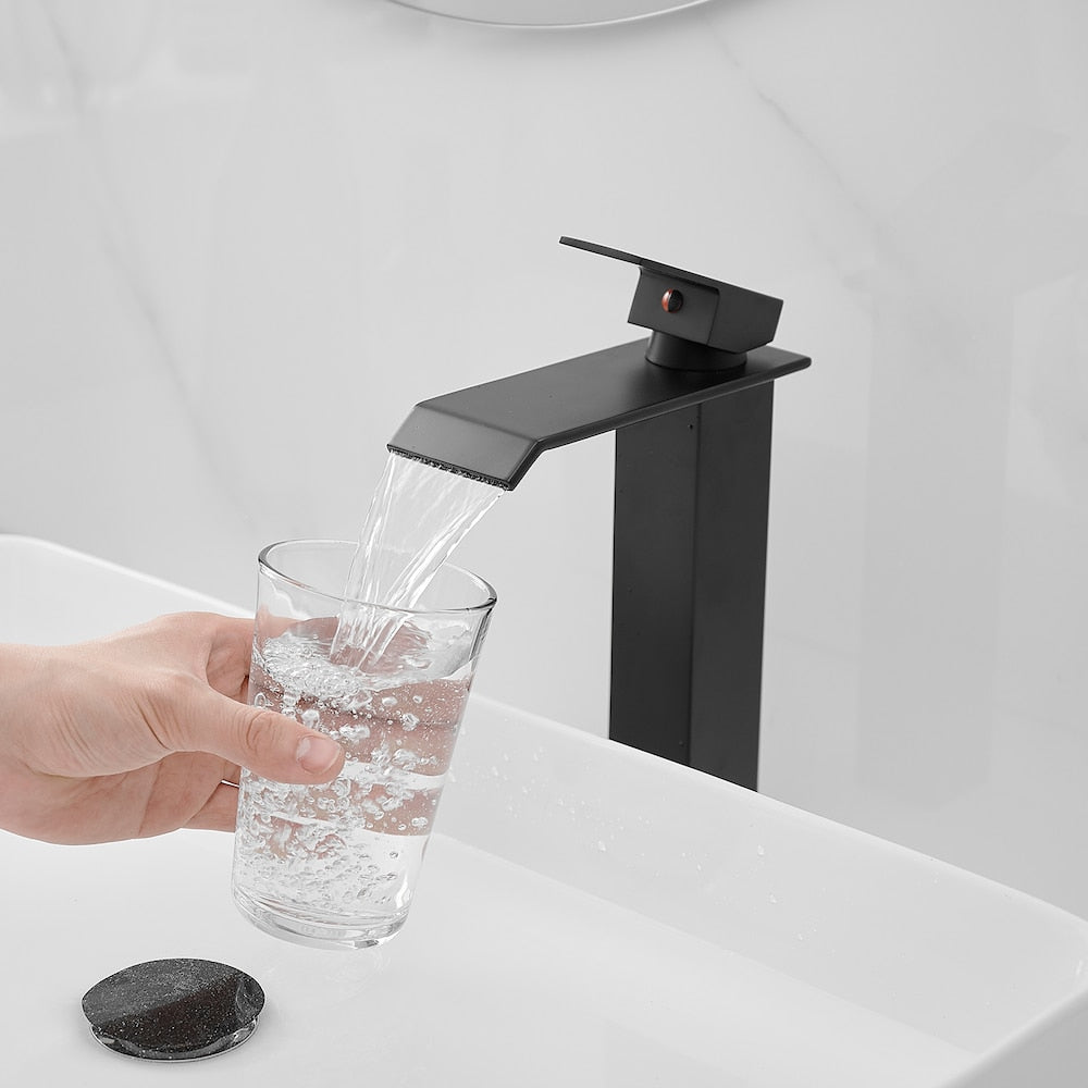Robinet de lavabo de salle de bains à poignée unique à trou unique en cascade avec kit de vidange en noir mat