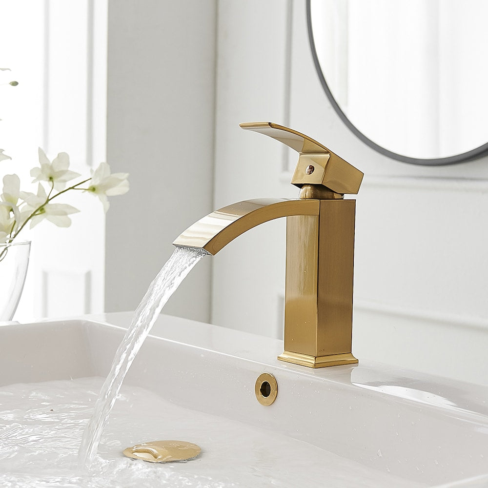 Robinet de salle de bain monotrou à cascade et poignée unique en or brossé
