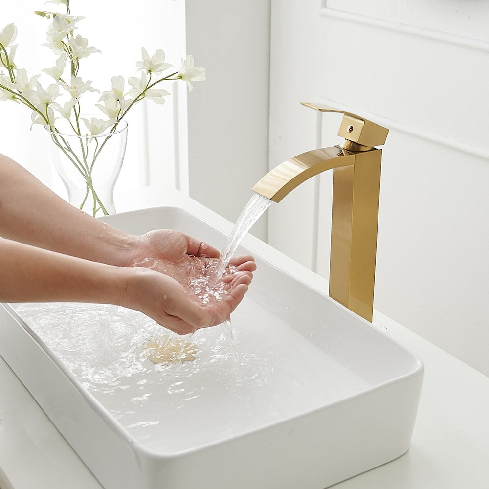 Robinet de lavabo de salle de bains à poignée unique à trou unique en cascade en or brossé