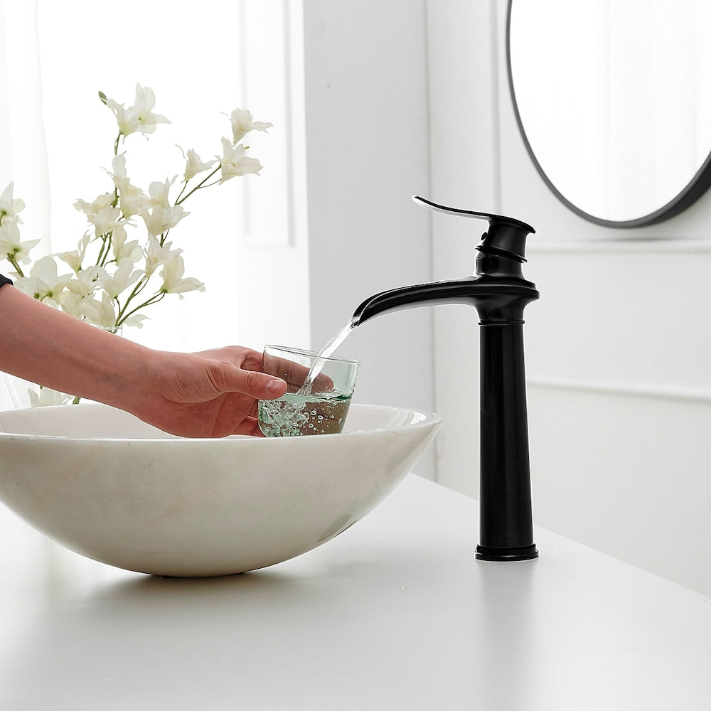 Robinet de lavabo de salle de bains à poignée unique à trou unique en cascade avec ensemble de vidange en noir mat