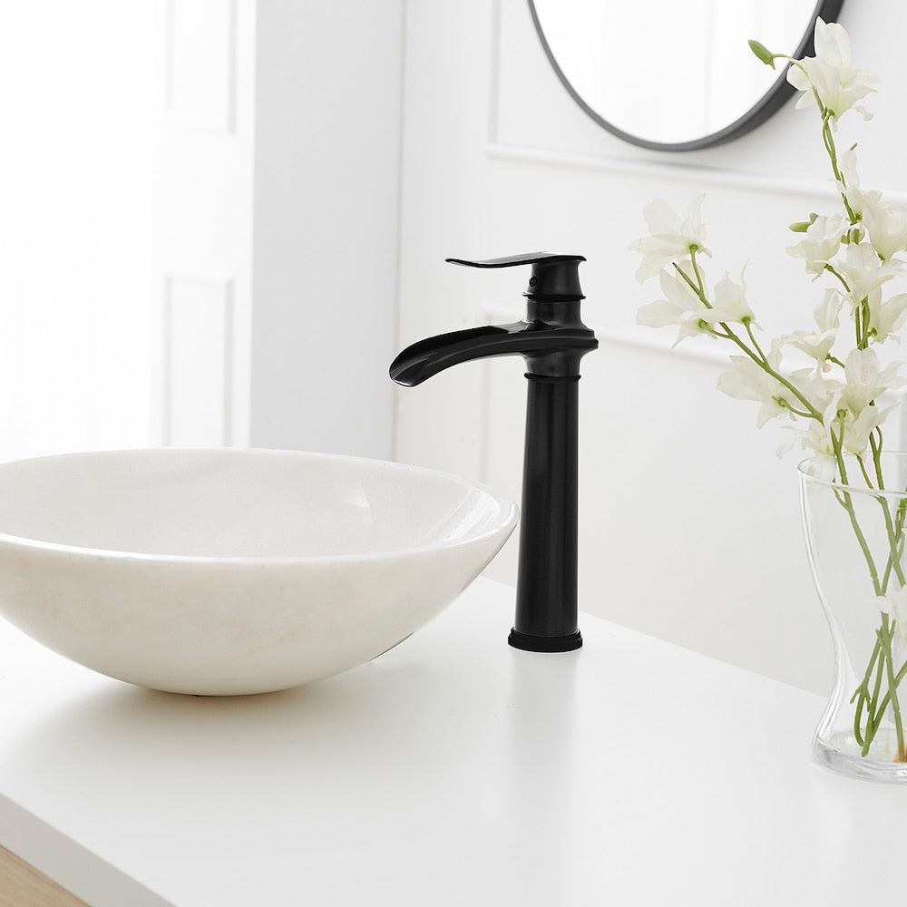 Robinet de lavabo de salle de bains à poignée unique à trou unique en cascade avec ensemble de vidange en noir mat