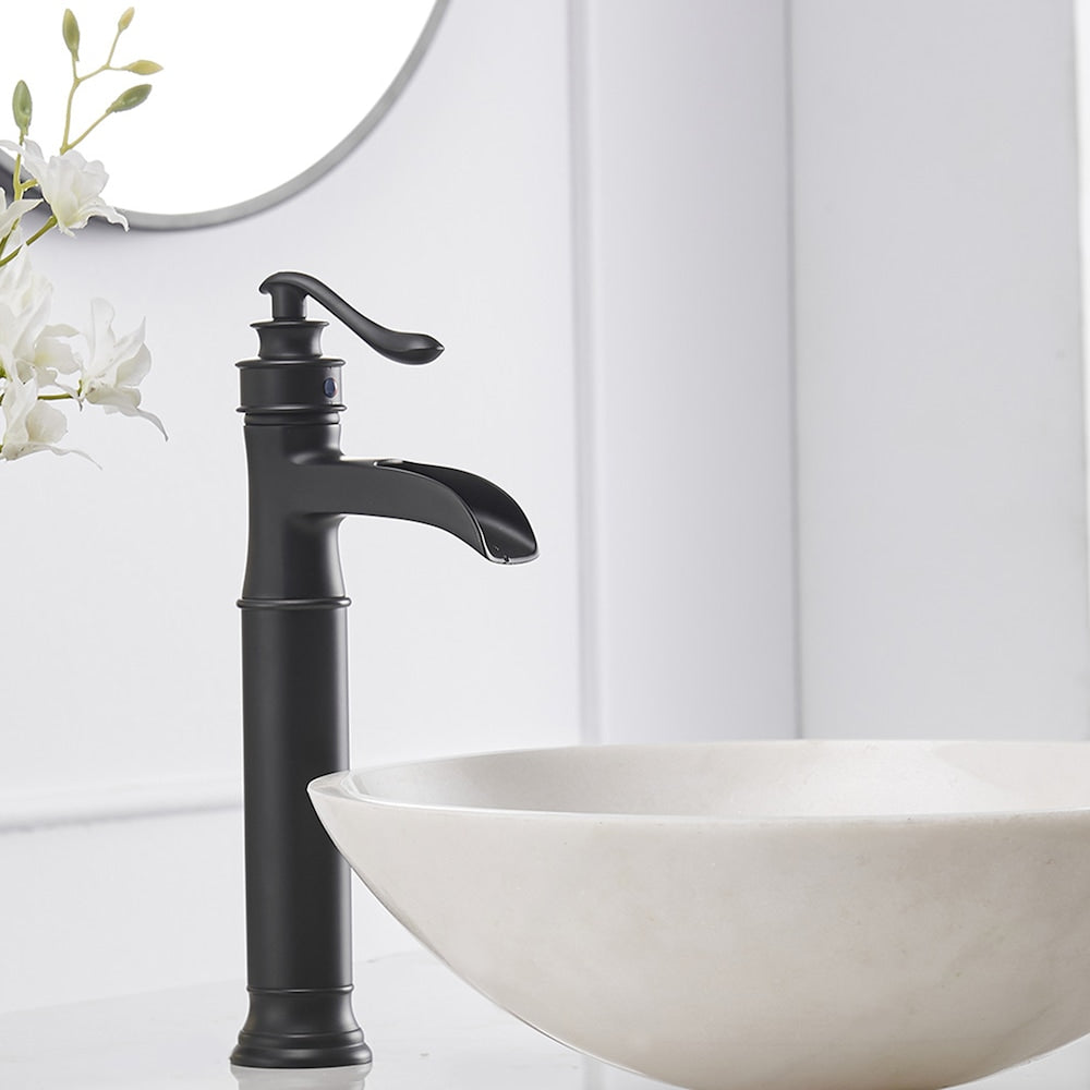Robinet de salle de bain à poignée unique et trou unique en cascade avec ensemble de vidange en noir mat