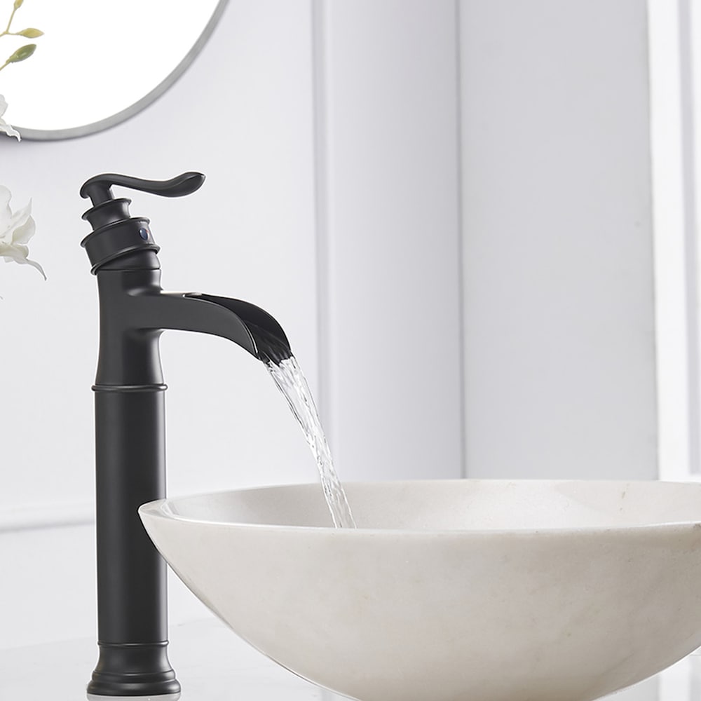 Robinet de salle de bain à poignée unique et trou unique en cascade avec ensemble de vidange en noir mat