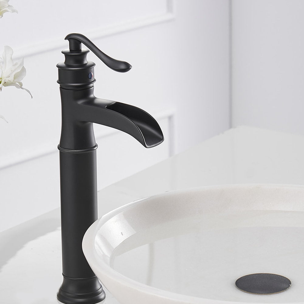 Robinet de salle de bain à poignée unique et trou unique en cascade avec ensemble de vidange en noir mat