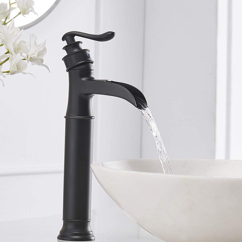 Robinet de salle de bain à poignée unique et trou unique en cascade avec ensemble de vidange en noir mat