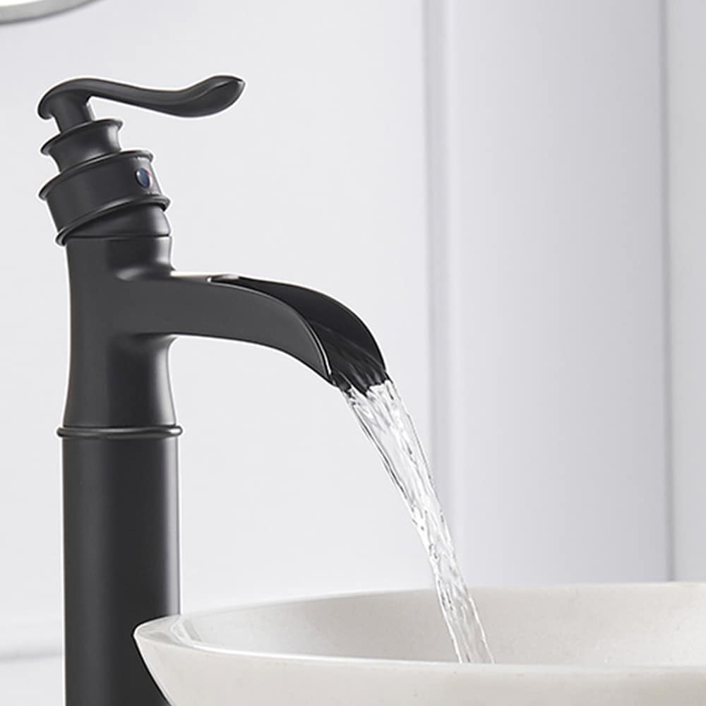 Robinet de salle de bain à poignée unique et trou unique en cascade avec ensemble de vidange en noir mat