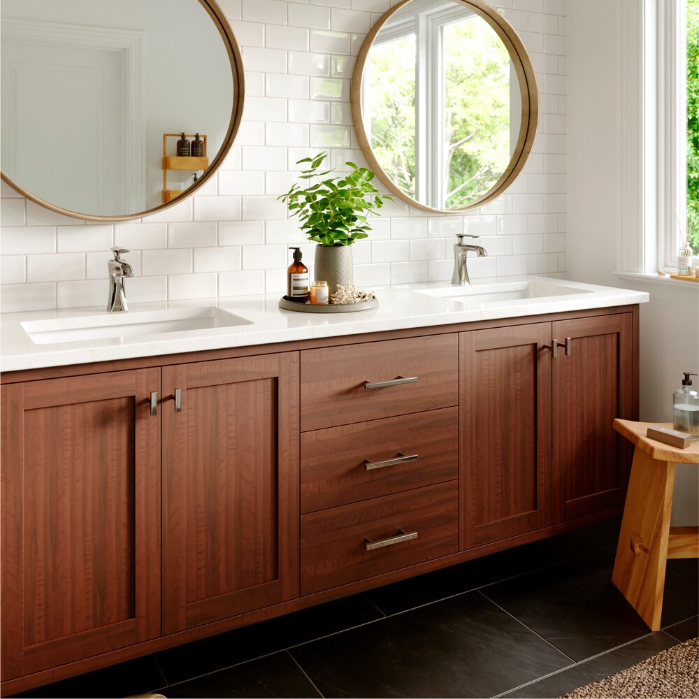 Robinet de salle de bain à poignée unique à trou unique Woodburn avec bonde escamotable assortie en chrome