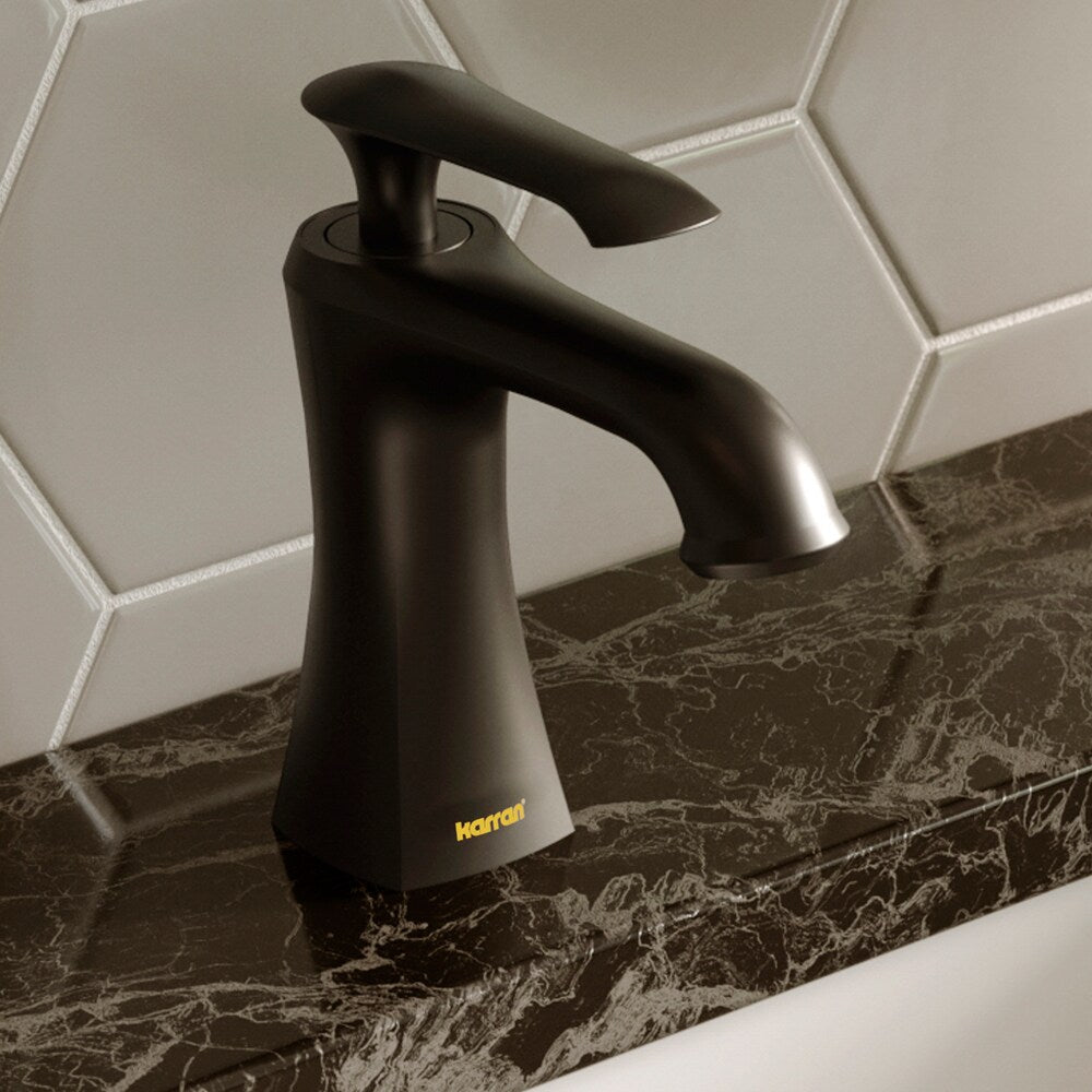 Robinet de salle de bain à poignée unique à trou unique Woodburn avec bonde escamotable assortie en noir mat