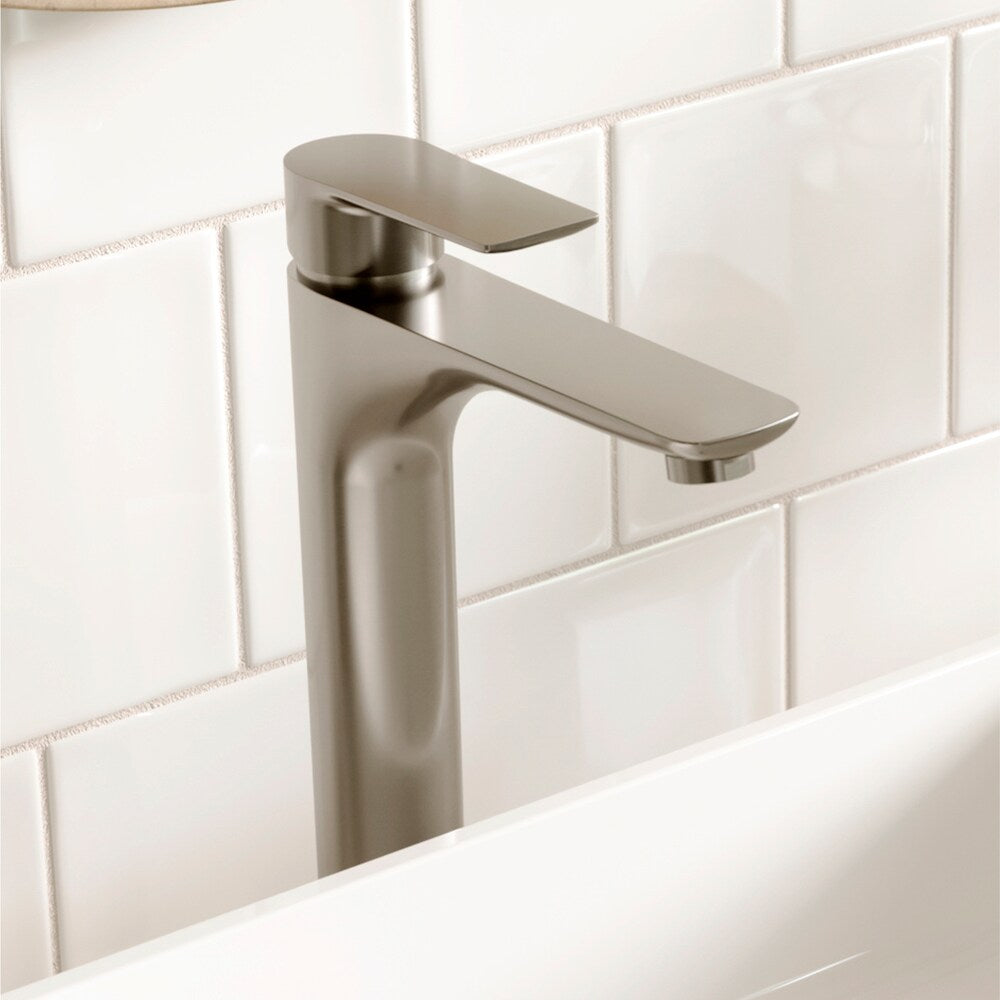 Robinet de salle de bain à poignée unique à trou unique Kayes avec bonde escamotable assortie en acier inoxydable