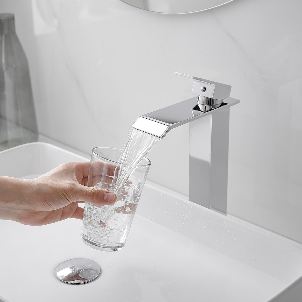 Robinet de lavabo de salle de bains à poignée unique à trou unique avec bonde escamotable en chrome poli