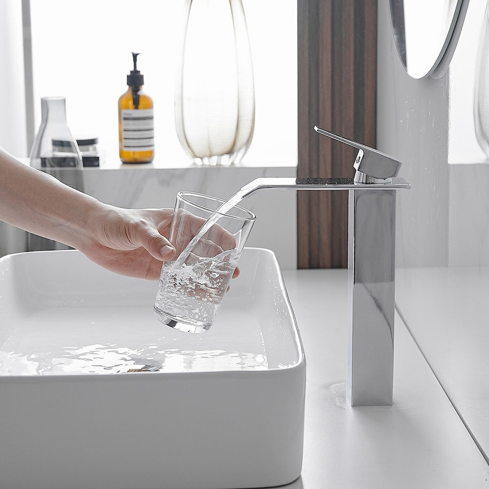Robinet de lavabo de salle de bains à poignée unique à trou unique avec bonde escamotable en chrome poli
