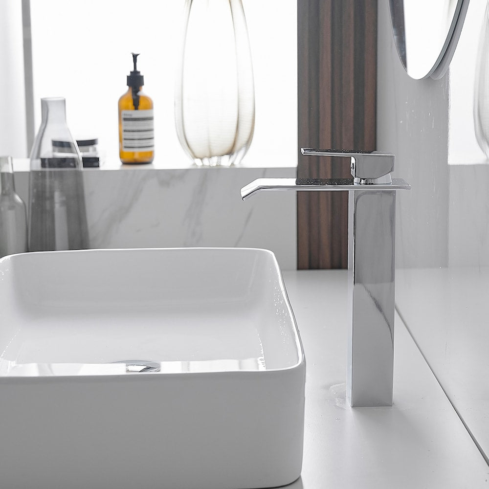 Robinet de lavabo de salle de bains à poignée unique à trou unique avec bonde escamotable en chrome poli