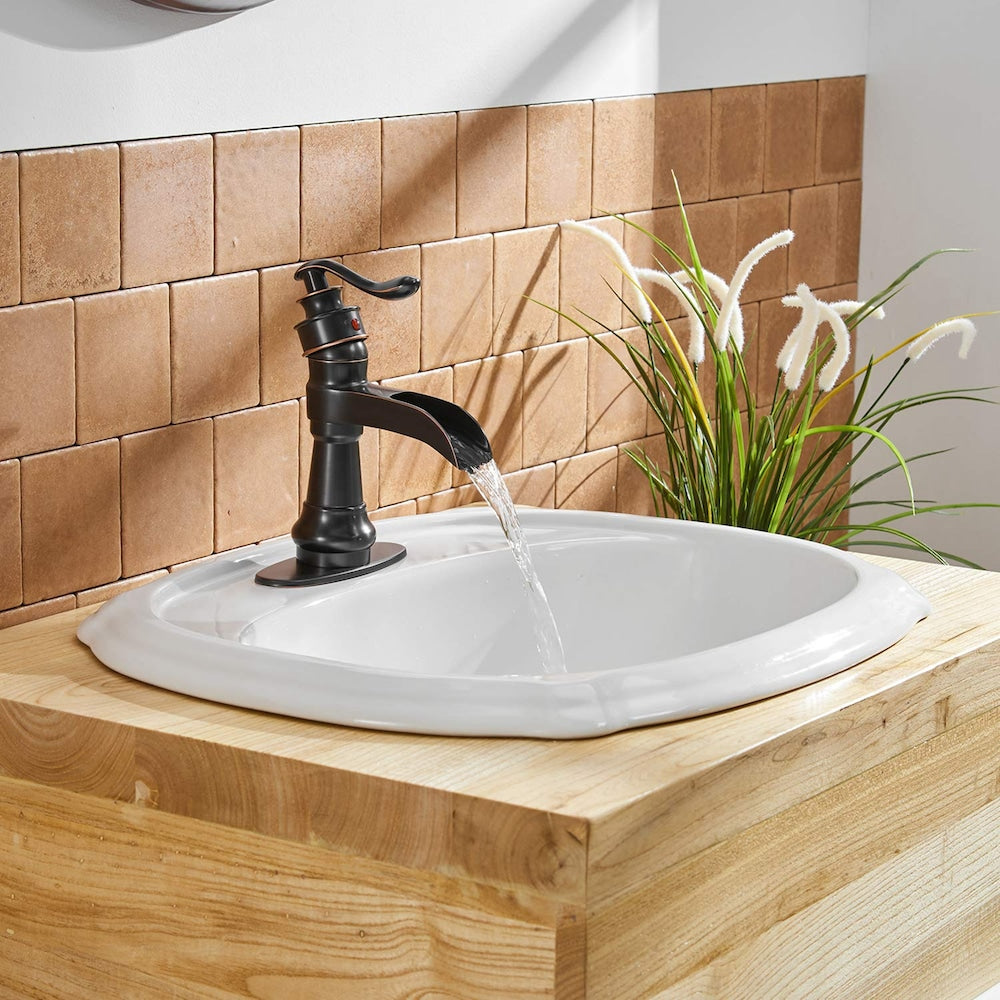 Robinet de salle de bain à un trou et à poignée unique en cascade avec ensemble de vidange en bronze huilé