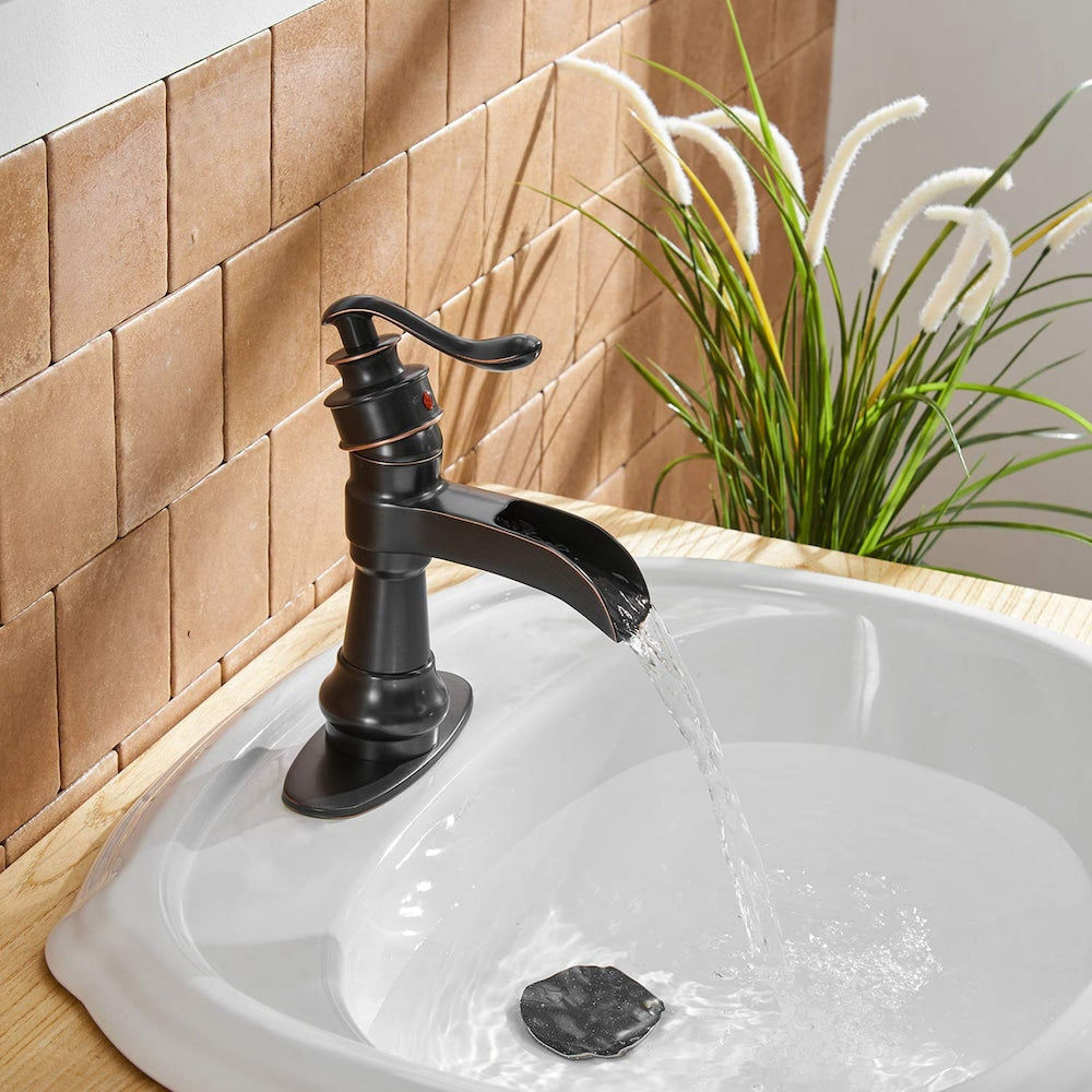 Robinet de salle de bain à un trou et à poignée unique en cascade avec ensemble de vidange en bronze huilé